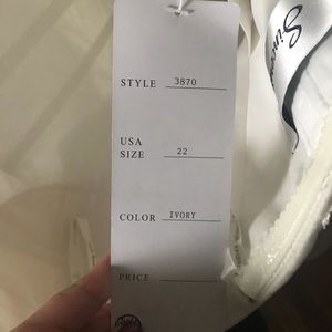 Beautiful NEVER WORN Ivory White Wedding Dress